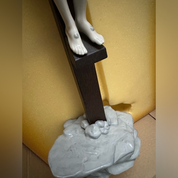 Lladro Our Savior Crucifix Figurine Tabletop - Picture 10 of 16